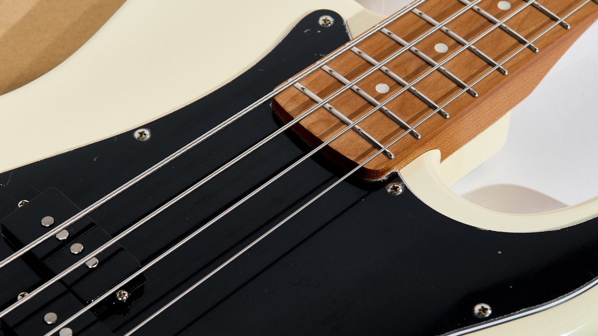 Бас-гитара Bosstone SEG B-PR 4 WH