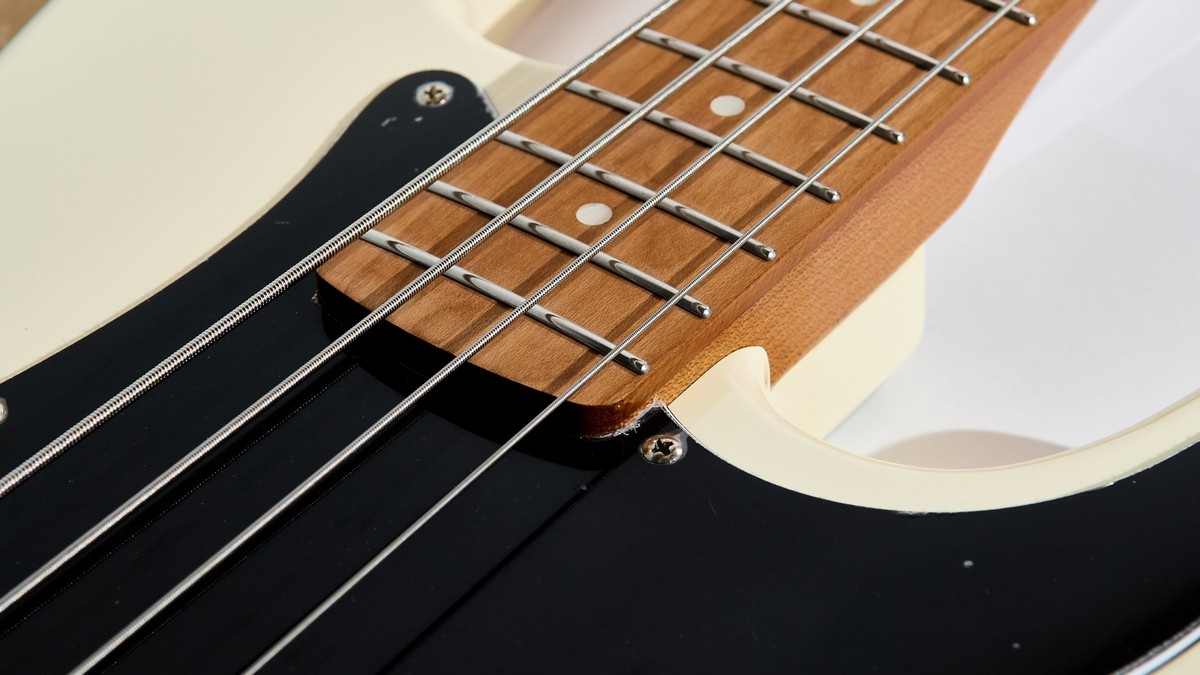 Бас-гитара Bosstone SEG B-PR 4 WH