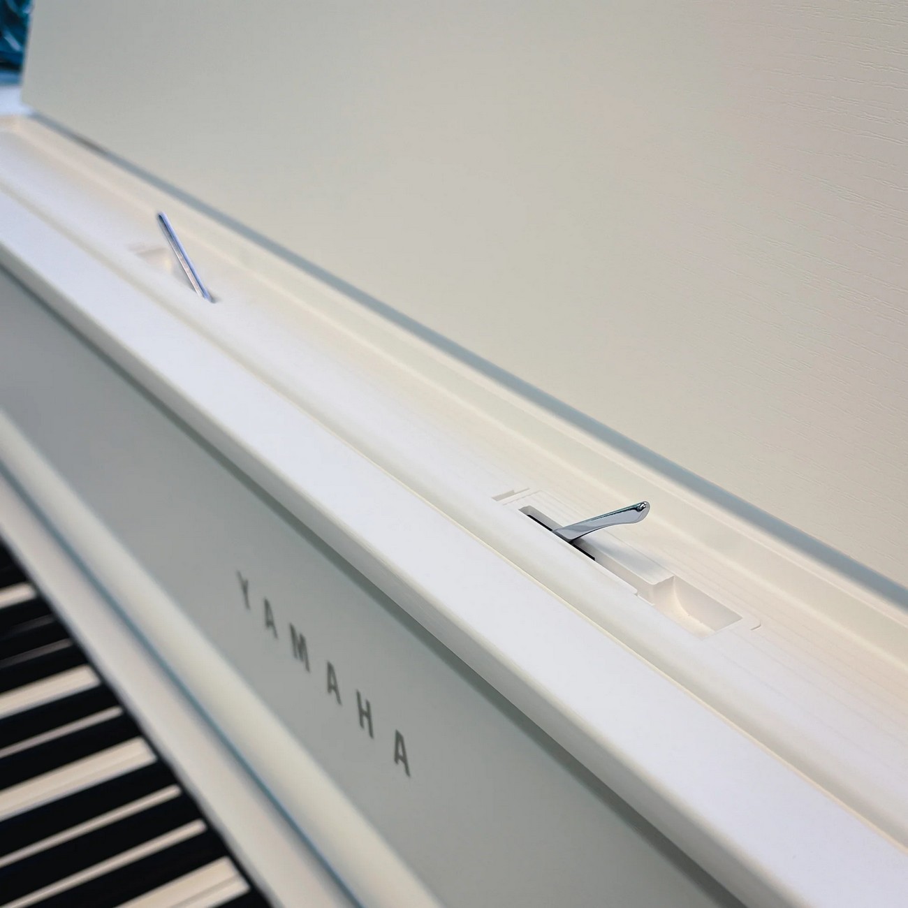 Цифровое пианино Yamaha CLP-875WH
