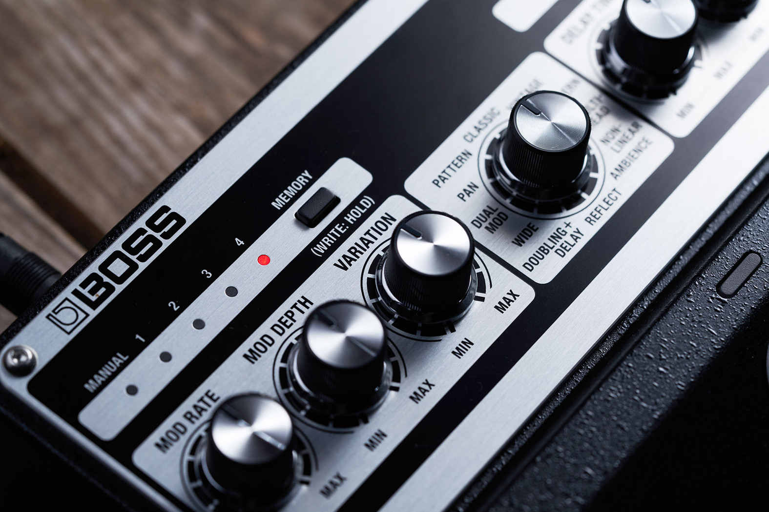 Педаль эффектов Boss DM-101 Delay Machine