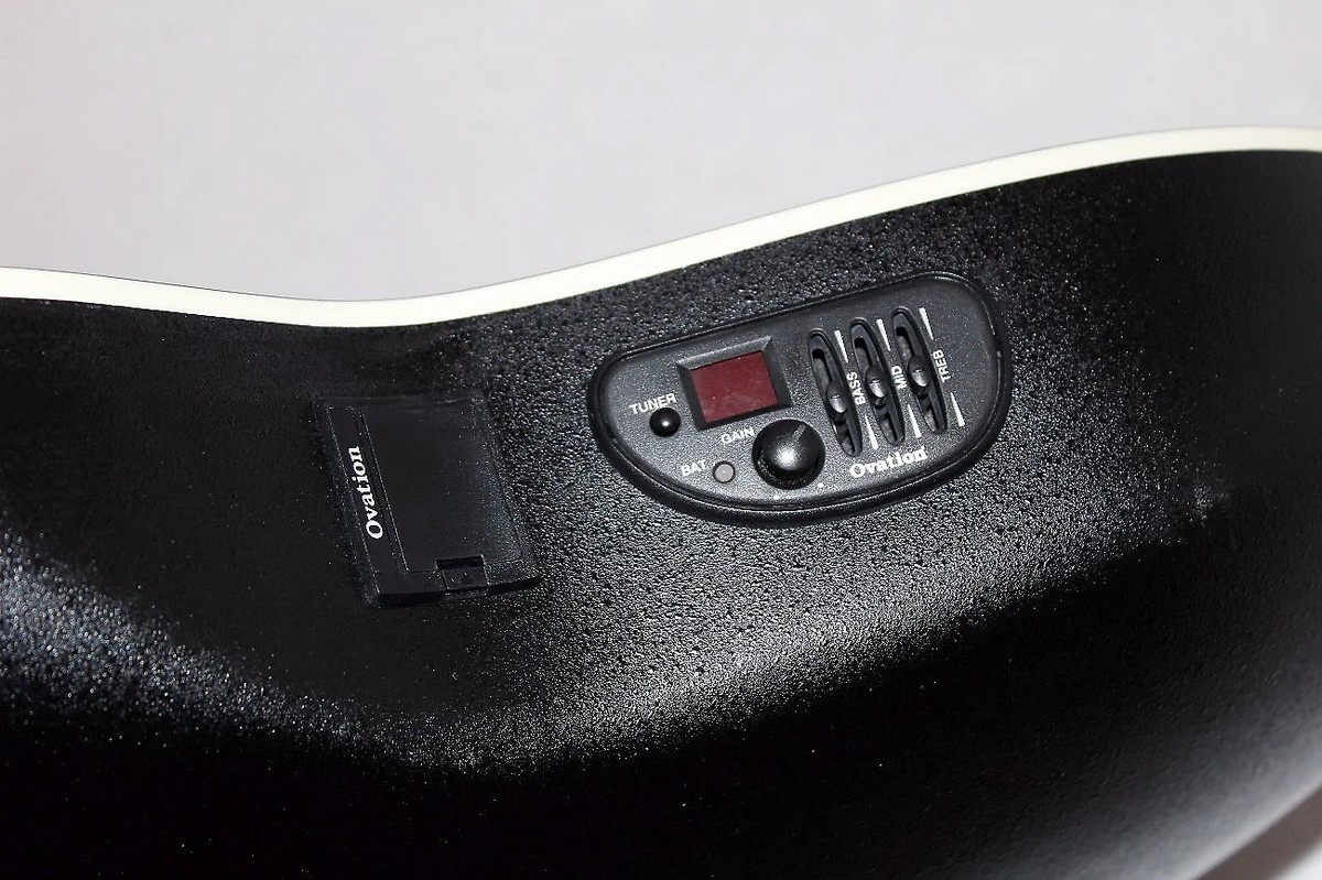 Электроакустическая гитара OVATION CS24P-4Q Celebrity Standard Plus Mid Cutaway Natural Quilt Maple