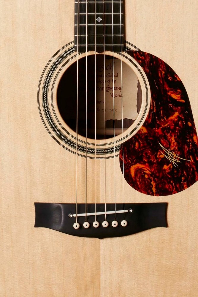 Электроакустическая гитара Maton EM100
