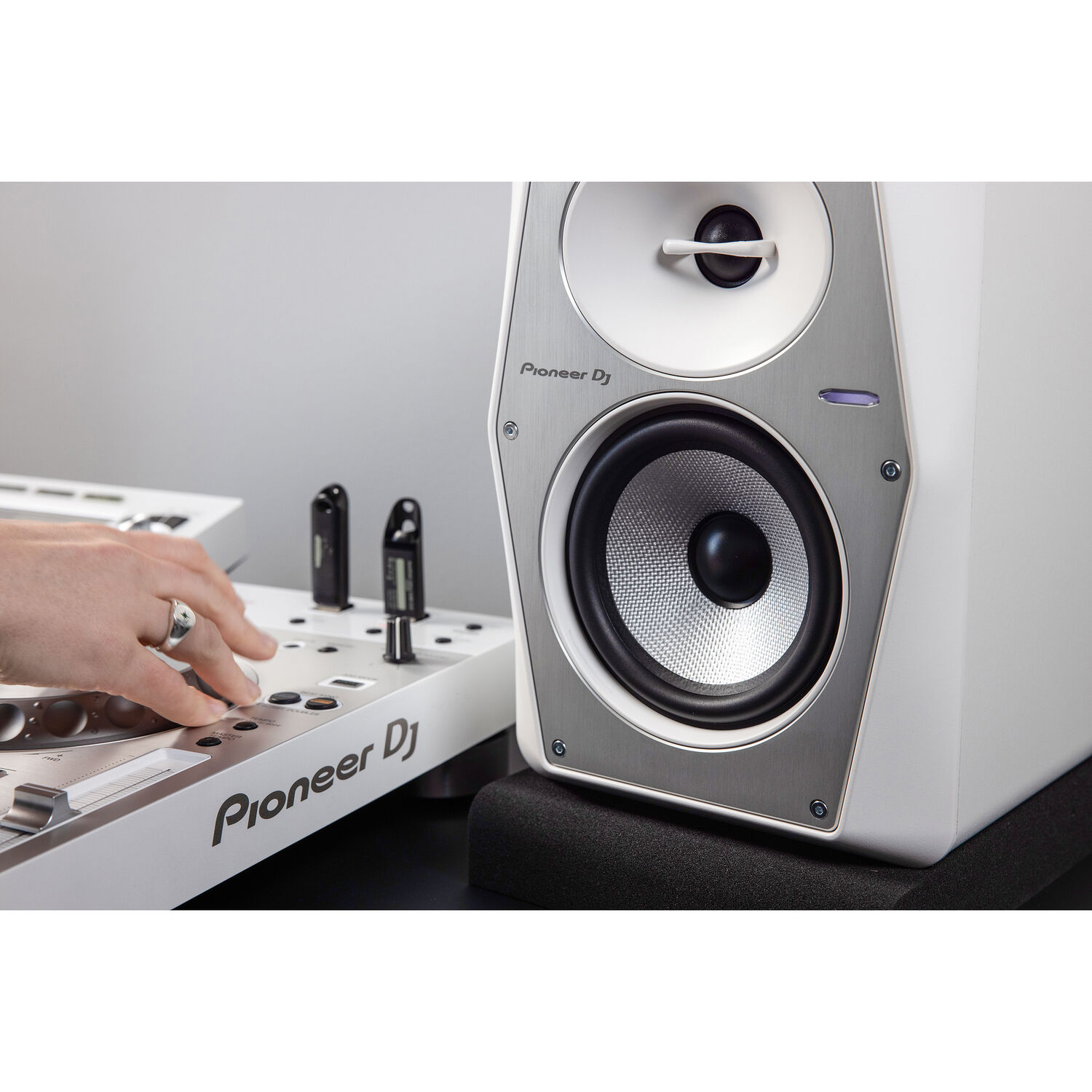 Студийный монитор Pioneer VM-50-W