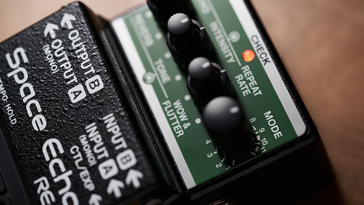 Педаль эффектов Boss RE-2 Space Echo Delay/Reverb