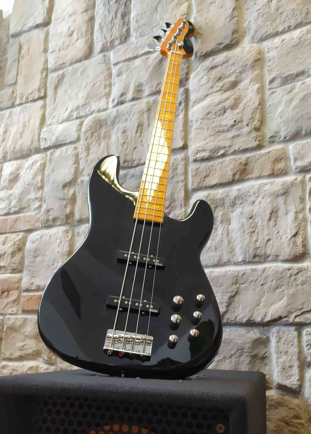 Бас-гитара Markbass MB GV 4 Gloxy Val Black CR MP