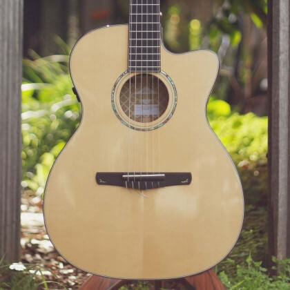 Электроклассическая гитара Cort Gold-OC8-NYLON-WCASE-NAT